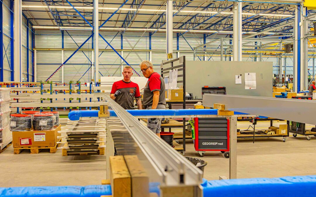 ASSEMBLAGEMEDEWERKER GEVELELEMENTEN